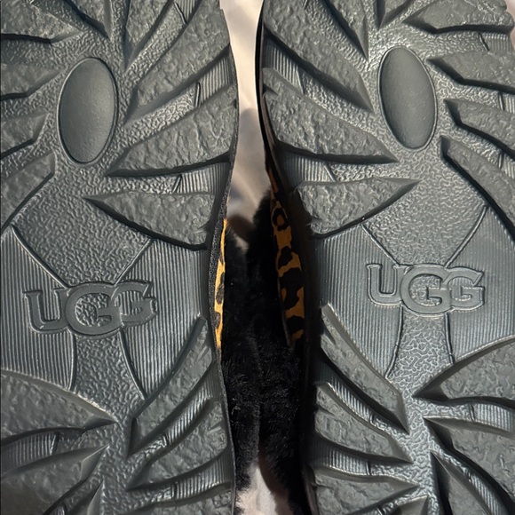 UGG Animal Print Slippers with Plush Black Lining with dust bag - Picture 6 of 6